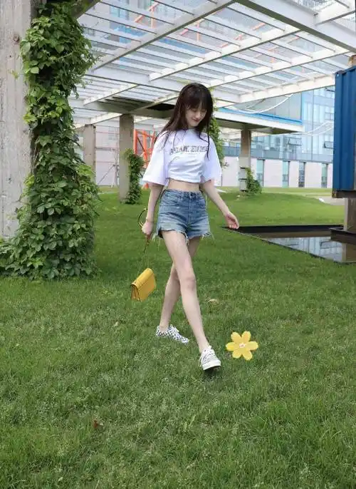 原创袁冰妍不愧是瑜伽达人t恤配超短裤一双美腿不仅白美还超纤细