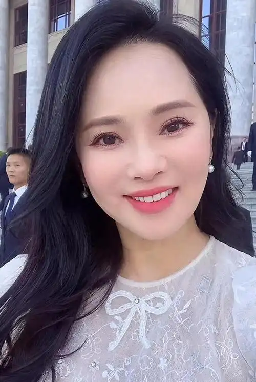 秦昊的老婆伊能静,亲历人民大会堂75周年庆典!