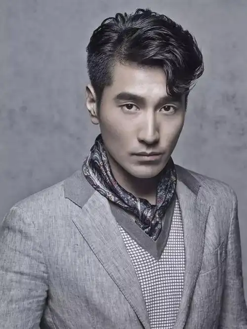 男生发际线高适合什么发型