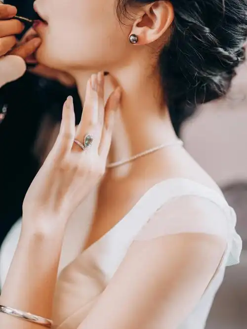 新娘价值7万的angelababy同款祖母绿戒指