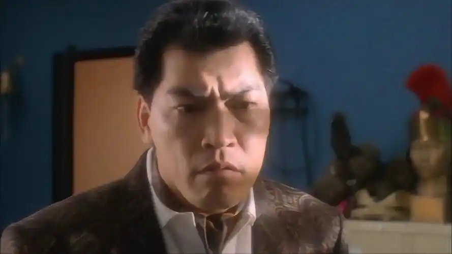 整蛊专家:大傻哥找到整蛊专家,不料刚一开门差点就摔死,惊险