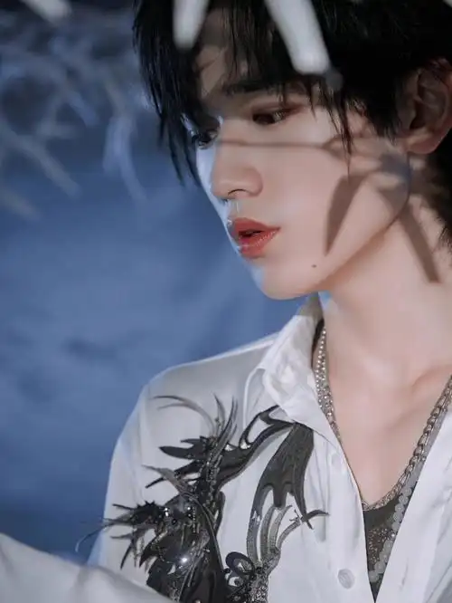 宋亚轩氛围感壁纸