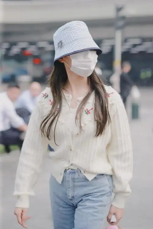 只想赚钱不想谈恋爱的杨超越穿开衫搭牛仔裤清纯甜美超好看