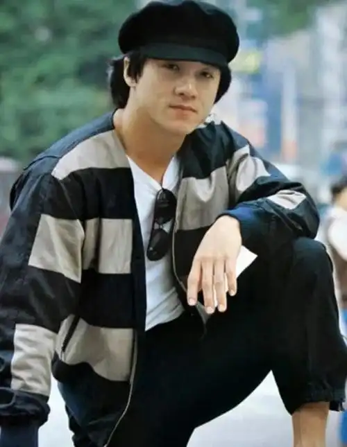 穿渔网上衣和挂脖衫其实年轻时候的成龙才是男士油腻鼻祖