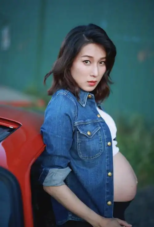 虽然孕肚大如箩,但是钟嘉欣还依然保持着瓜子脸,可见她孕期只胖了肚子