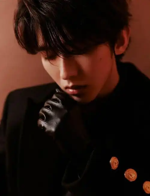 蔡徐坤黑色长风衣造型好帅今晚见