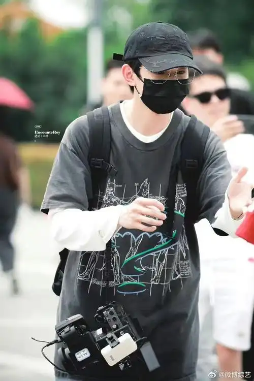 王源今日长沙拍摄综艺《城市捉迷藏》路透来袭,佩戴棒球帽黑口罩化身