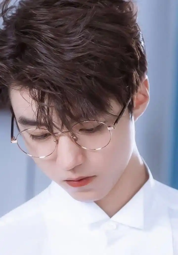 [王俊凯][新闻]200402 王俊凯眼镜杀小合集 不同风格诠释独特帅气