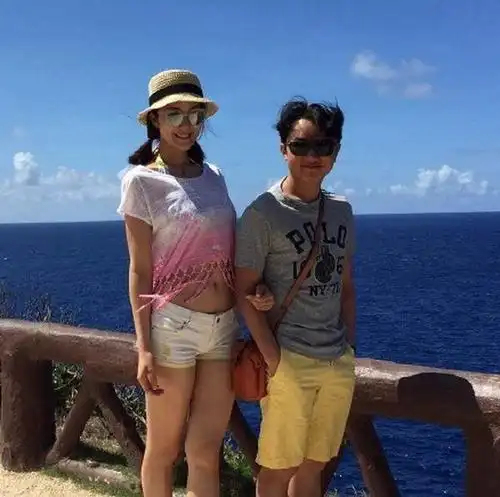 王祖蓝和媳妇十指紧扣秀最萌身高差和恩爱法!