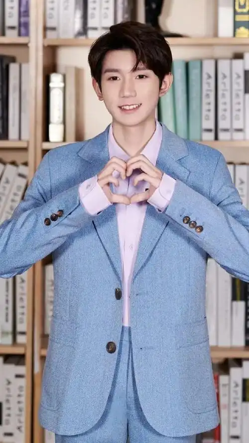 王源弟弟似乎一直是 ami 的粉丝,从 2017 年开始,穿过他们家的衬衫