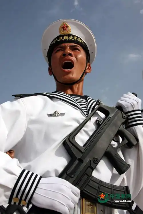 面容刚毅英姿挺拔阅兵式上的中国士兵一