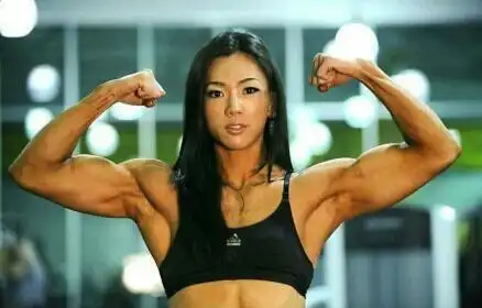 池妍玉,韩国著名健身教练,2012年11月,微博上有一韩国萝莉脸魔鬼肌肉