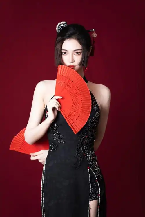 许佳琪红扇旗袍造型##许佳琪好像漫画里的人