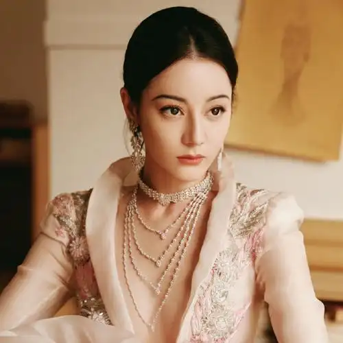 星光messika#@dear-迪丽热巴佩戴messika高级珠宝系列套装亮相vogue