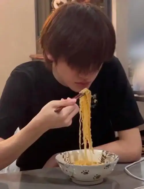 一直都觉得宋亚轩冷脸时眼睛被刘海遮住的话就会变得很阴暗批    #和