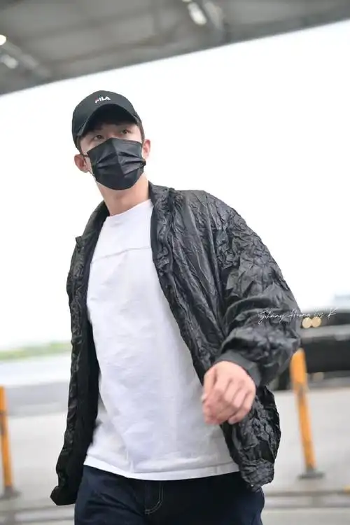 黄景瑜穿垃圾袋拎塑料袋