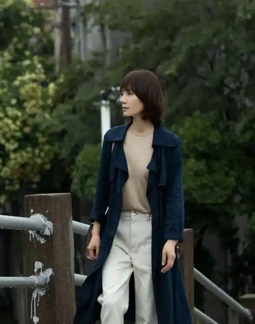 看了袁泉的穿搭我发现:奔五女人穿衣"简约=高级",照着穿准美_色彩