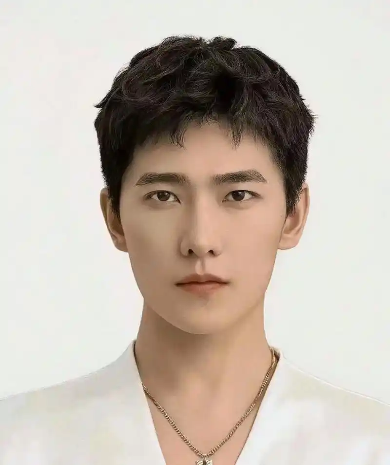 杨洋发型介绍.hi大家好,今天给大家分享一下杨洋的同款发型, - 抖音