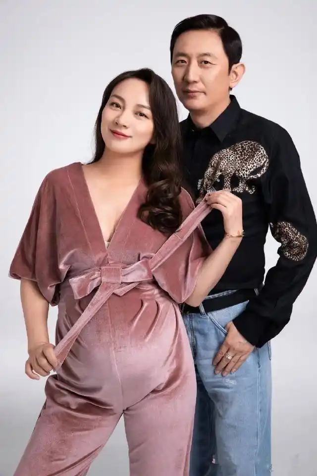 恭喜!40岁中国滑雪冠军国庆官宣生娃,4年2胎,54岁富豪老公宠爱