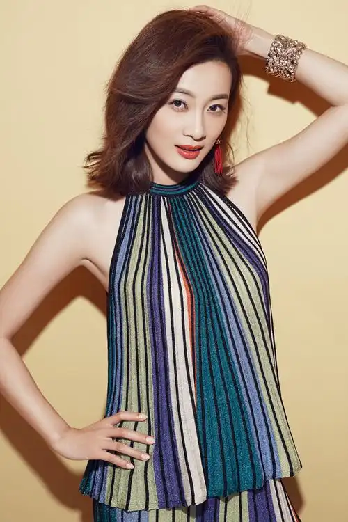 徐梵溪曝时尚写真 俏皮可爱玩转青春时尚范儿