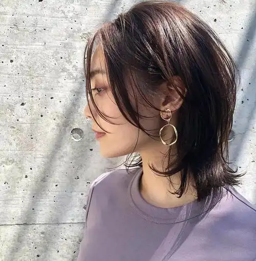 今年非常流行高层次的碎剪中长发超级好看又时髦