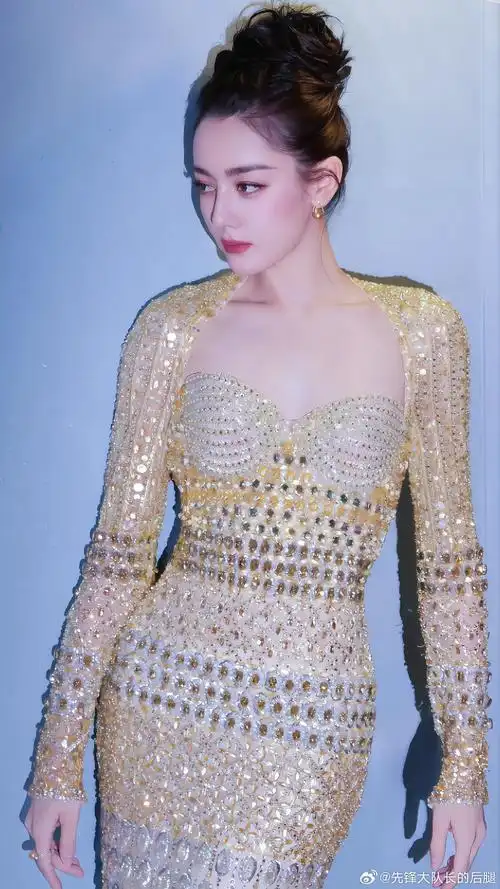 迪丽热巴金色抹胸裙