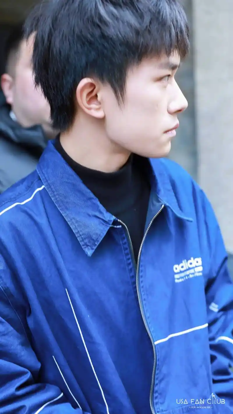 易烊千玺洛杉矶街拍,行走在街头的潮流气息