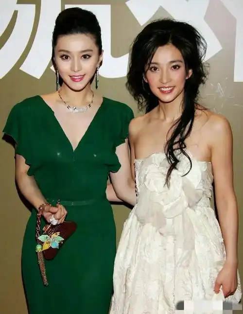 范冰冰:合影杀手,和国际巨星李冰冰在一起,气场完全被她拿捏!