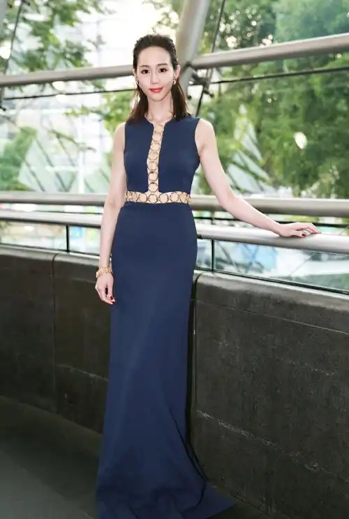 张钧甯蓝色吊带"一开到底"太大胆,不过造型却不尽人意显老气