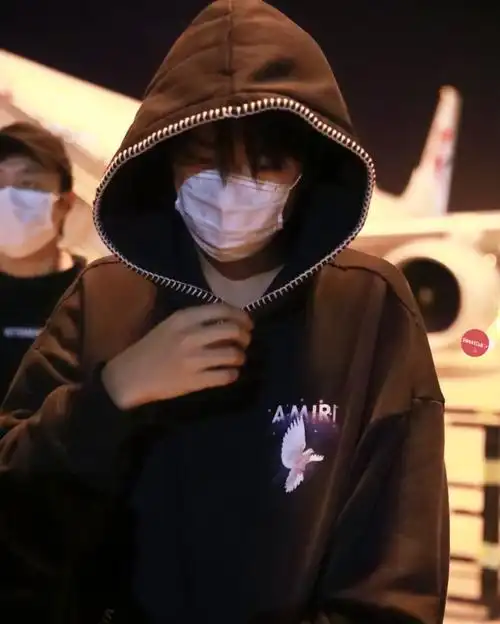 tfboys分享201003易烊千玺卫衣系列一则分享五颜六色真像天线宝宝