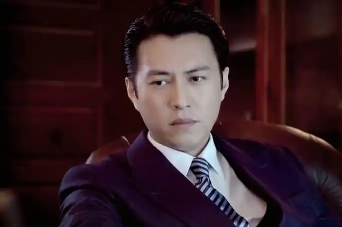 《无间》以抗日战争中汪伪政权时期为背景,讲述了陆风(靳东饰演)奉命