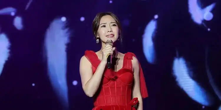 云朵曾凭借这首歌一站成名,舞台上收放自如,嗓音太迷人了