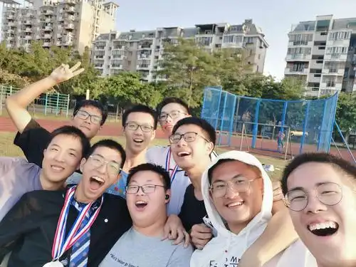 体育委员代汪林成功策划这次运动会,得到一群男生簇拥,男生们笑口大开