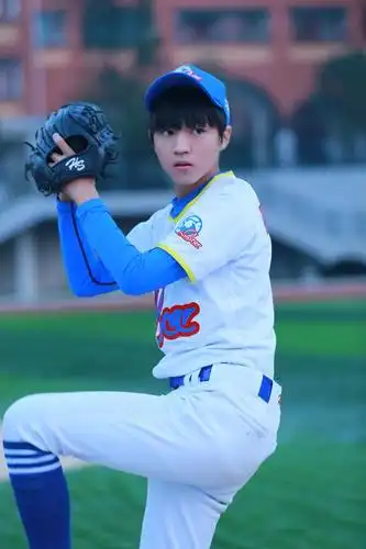 tfboys组合王俊凯,王源,易烊千玺三人身穿白蓝相间的棒球服亮相开机