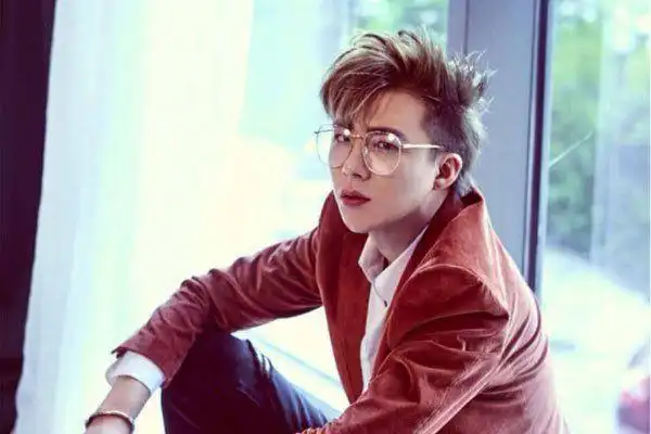 知名歌手刘宇宁片场抽烟被拍!吞云吐雾姿势娴熟,频称为唱歌戒烟