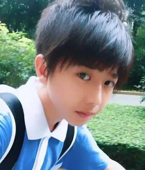 蔡徐坤中学照片曝光,穿着校服骑单车,看到图4粉丝内心不淡定了