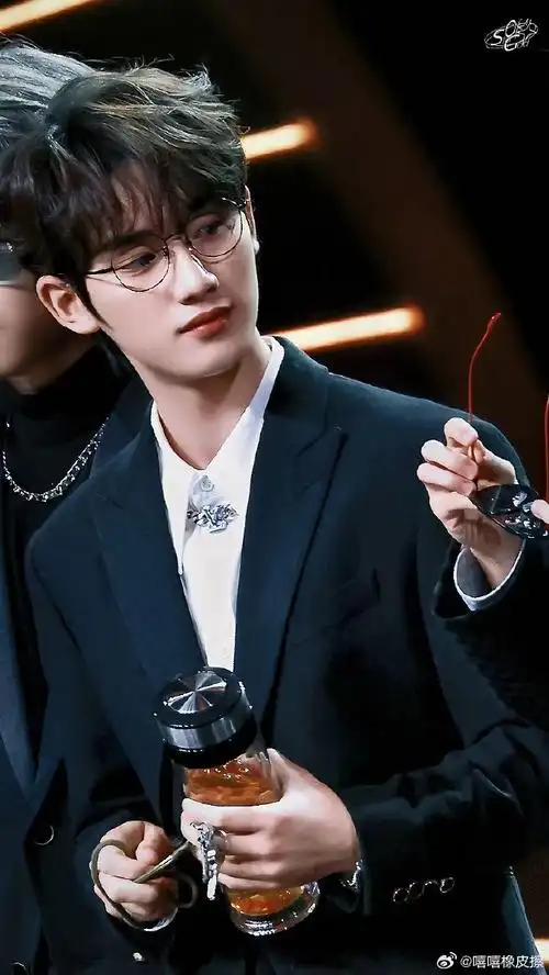 丁程鑫戴眼镜好奶##果然是时代少年团的心头镜##女大