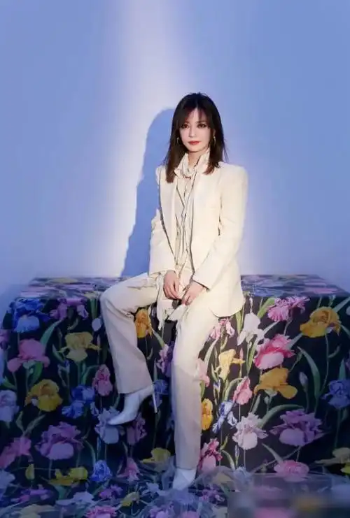 赵薇身材太好了穿最小码连衣裙还得系腰带哪像44岁的人