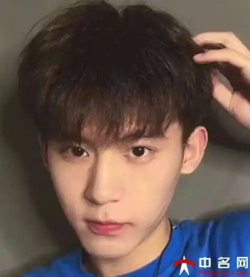 2021男生齐刘海碎发挑选适合自己的发型