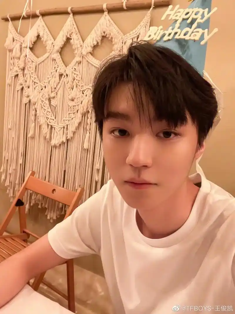 #王俊凯23岁生日快乐 他就是坐到那里 什么也不说 我就好喜 - 抖音