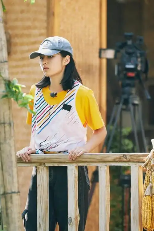 19岁张子枫高考完放飞了,串亲戚穿499元衬衫,为了高考