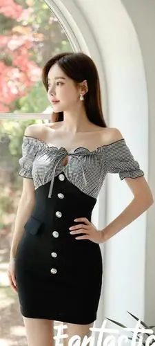 女神孙允珠时尚穿搭推荐:一字肩单排扣包臂连衣裙 银色高跟凉鞋