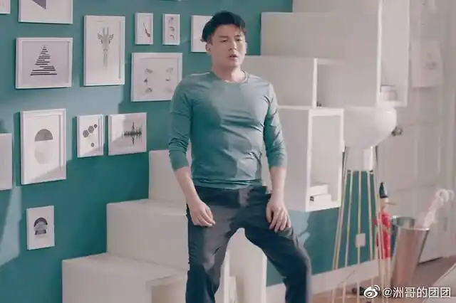 孙艺洲一身黑色运动装现身机场,健硕胸肌超明显男性魅力十足