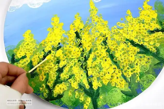 在今天的美术课程中,我们表现的鲜艳美丽的油菜花,通过运用水粉颜料
