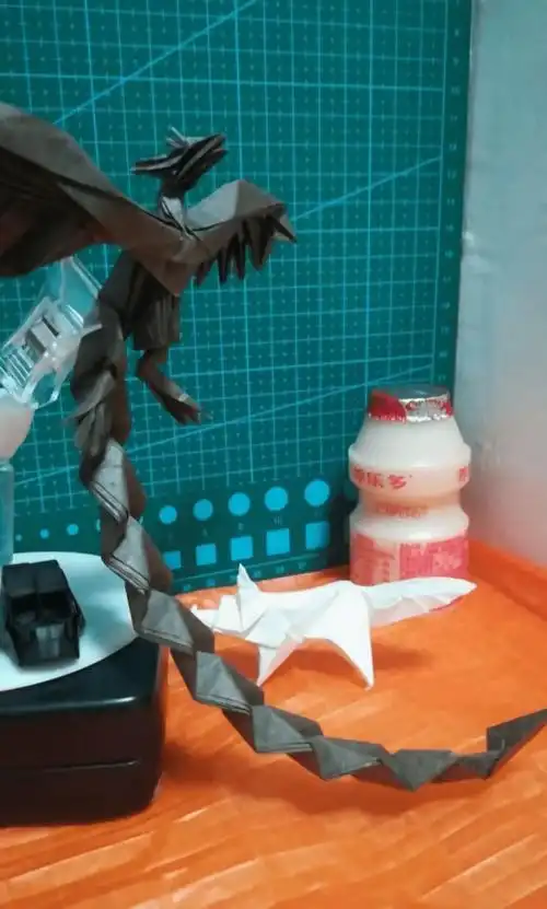 邹洋的部分折纸作品学校已开始着手将优秀设计制作成文创产品此外