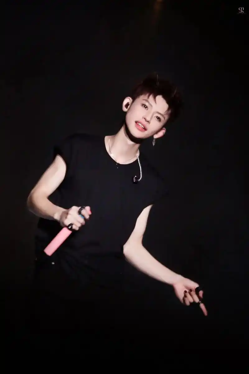 小鬼王琳凯 长这么帅不要命啦! - 抖音