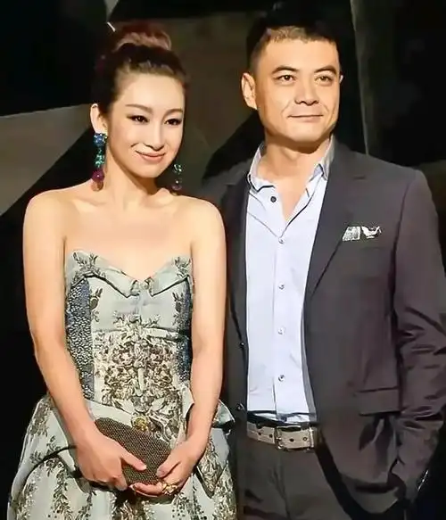 41岁的秦海璐神秘老公登场网友纷纷直呼男人味十足