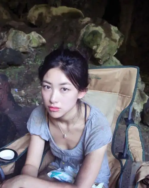 小时候的朱珠可谓是集万千宠爱于一身,所有人都非常喜欢她,并且还给予