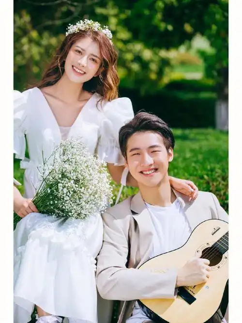 小清新草地婚纱照