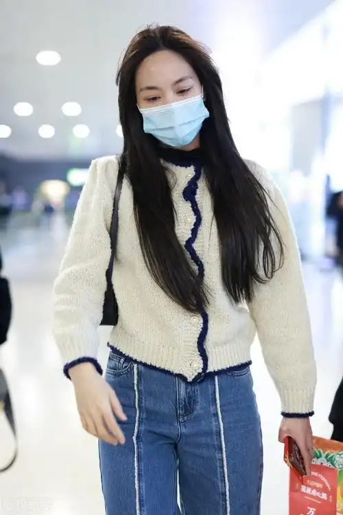 街拍王霏霏白色针织毛衣阔腿牛仔裤方头鞋优雅时尚